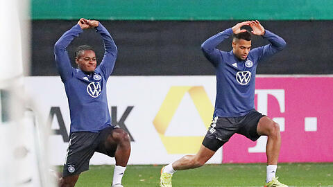 Ridle Baku und Lukas Nmecha (rechts) vom VfL Wolfsburg hoffen im heimischen Stadion auf einen Einsatz im DFB-Trikot.