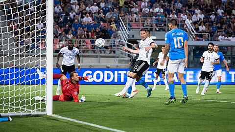 Da war auch der Kapitän chancenlos: Torwart Manuel Neuer kann das 1:0 von Lorenzo Pellegrini (r.) nicht verhindern.