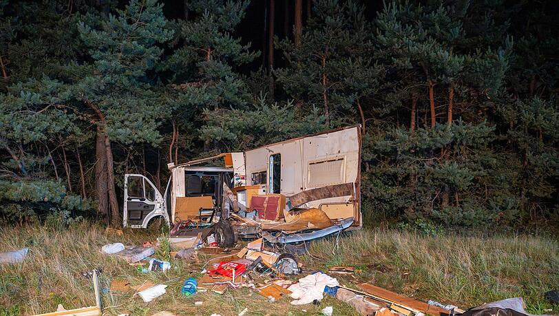 Vom Wohnmobil bleibt ein Trümmerhaufen zurück.