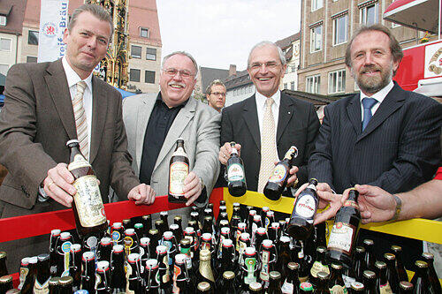 Freude über die Biervielfalt in der Metropolregion: Nürnbergs OB Ulrich Maly (li.), hier mit oberfränkischen Kommunalpolitikern auf dem Hauptmarkt, hat den Zusammenschluss angeschoben.