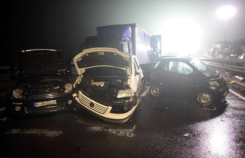 Eine Massenkarambolage mit einem Toten und mehreren Verletzten hat zur Vollsperrung der sonst vielbefahrenen Autobahn 57 zwischen Köln und Düsseldorf geführt - die Bilder.
