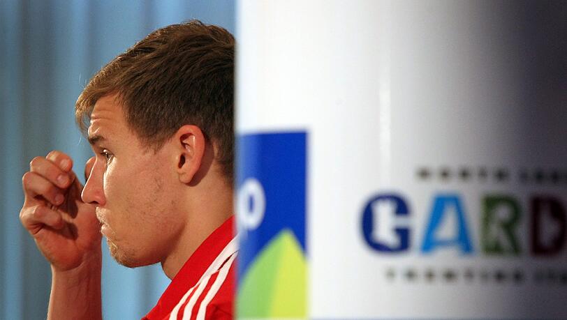 Holger Badstuber im Trainingslager des FC Bayern in der Pressekonferenz. Holger Badstuber im Trainingslager des FC Bayern in der Pressekonferenz.