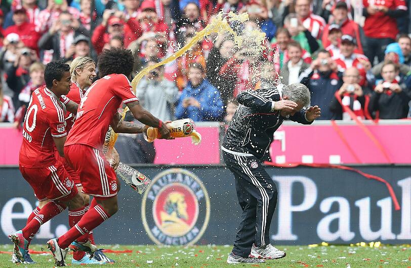 "Jupp Heynckes hat den einzigen Fehler der Saison gemacht: Er hatte nur einen Anzug dabei." (Vorstandschef Karl-Heinz Rummenigge über die Auswirkungen der
Bierduschen für den Bayern-Coach nach dem Pokalsieg am 1. Juni)
