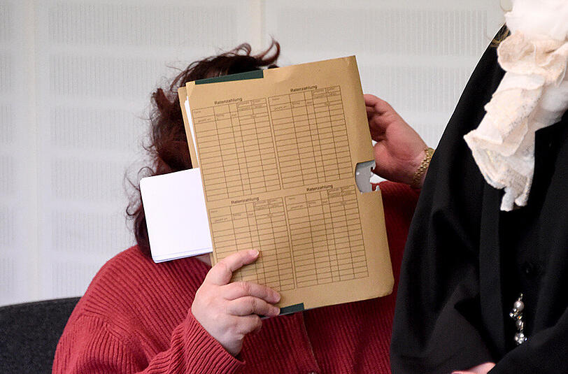 Die falsche Lehrerin ist wegen Betrugs und Urkundenfälschung zu zwei Jahren auf Bewährung verurteilt worden.