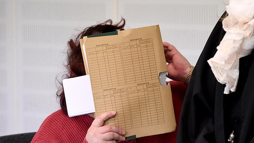 Die falsche Lehrerin ist wegen Betrugs und Urkundenfälschung zu zwei Jahren auf Bewährung verurteilt worden. Die falsche Lehrerin ist wegen Betrugs und Urkundenfälschung zu zwei Jahren auf Bewährung verurteilt worden.