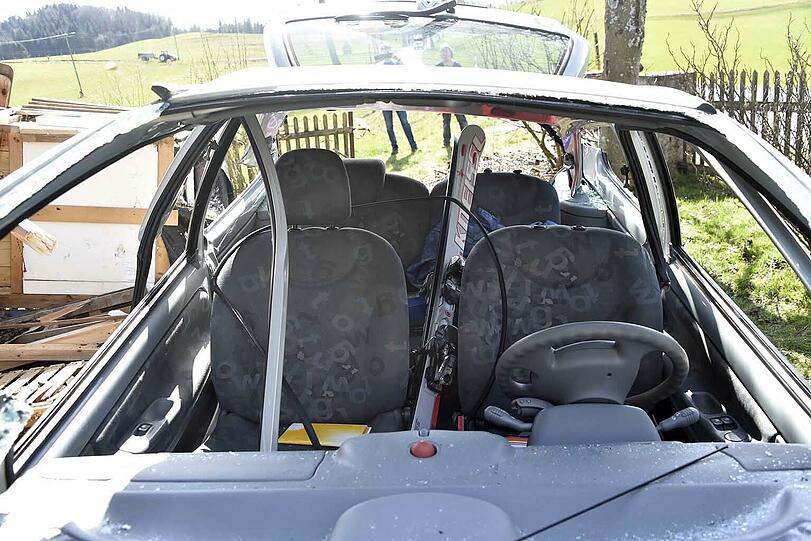 Der Twingo krachte durch den Gartenzaun und kam im Vorgarten zum Stehen.