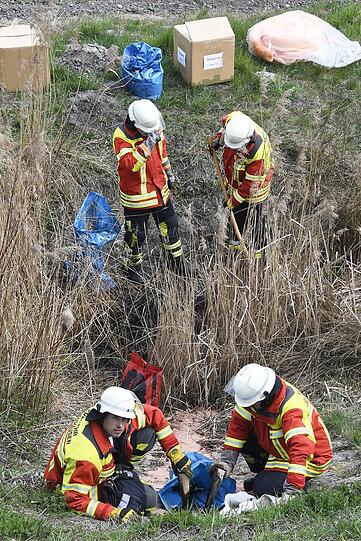 Das Führerhaus des Tiefladers krachte in den Anhänger - die Feuerwehr konnte den leichtverletzten Lkw-Fahrer aus dem Wrack bergen.