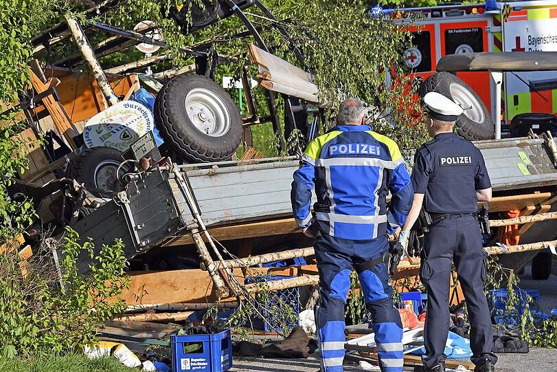 In Egmating (Lkr. Ebersberg) ist am Mittwoch ein Maibaumwagen umgestürzt - dabei wurden zahlreiche Menschen teils schwer verletzt.