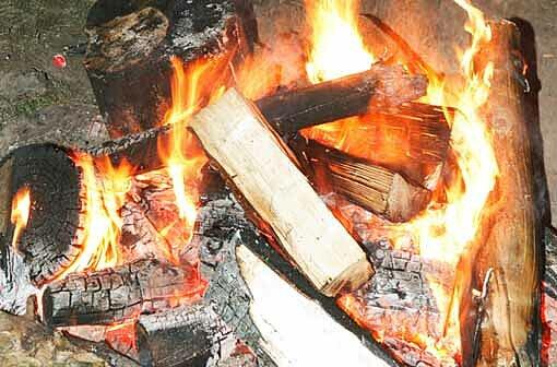 Ein Lagerfeuer (Symbolbild)