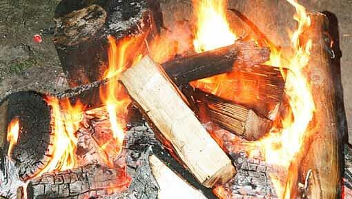 Ein Lagerfeuer (Symbolbild) Ein Lagerfeuer (Symbolbild)