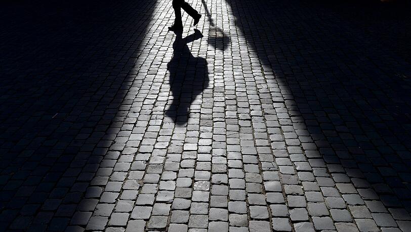 Die Frau war gerade auf dem Weg nach Hause, als sie von dem Unbekannten überfallen wurde. (Symbolbild) Die Frau war gerade auf dem Weg nach Hause, als sie von dem Unbekannten überfallen wurde. (Symbolbild)