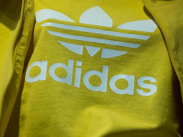 Das adidas-Logo. Foto: Daniel Karmann/Archiv