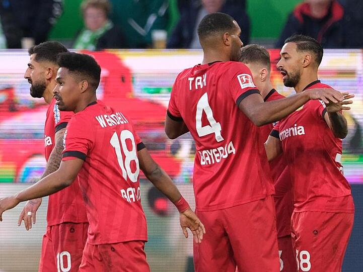 Leverkusens Torschütze Bellarabi (r) bejubelt sein Tor zum 1:0 gegen den VfL Wolfsburg mit seinen Mannschaftskameraden.