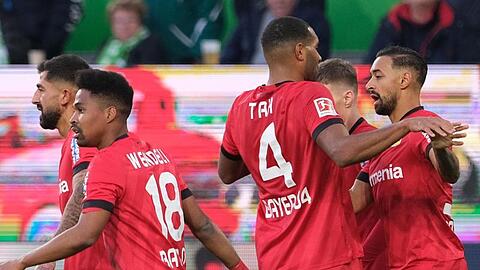 Leverkusens Torschütze Bellarabi (r) bejubelt sein Tor zum 1:0 gegen den VfL Wolfsburg mit seinen Mannschaftskameraden.