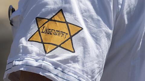 Nach Angaben von Benjamin Steinitz vom Bundesverband der Recherche- und Informationsstellen Antisemitismus ist im Umfeld der Gegner der staatlichen Anti-Corona-Maßnahmen "eine antisemitische Dynamik" zu beobachten.