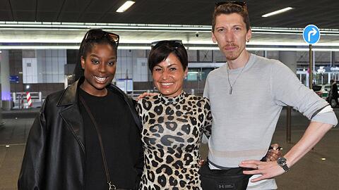 Linda Nobat, Jasmin Herren und Manuel Flickinger auf dem Flughafen Frankfurt.