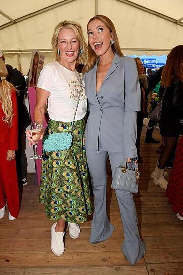Monika Gruber (l.) und Victoria Swarovski.