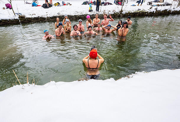 Bitte lächeln! Fotoshooting im eiskalten Wasser. Bitte lächeln! Fotoshooting im eiskalten Wasser.