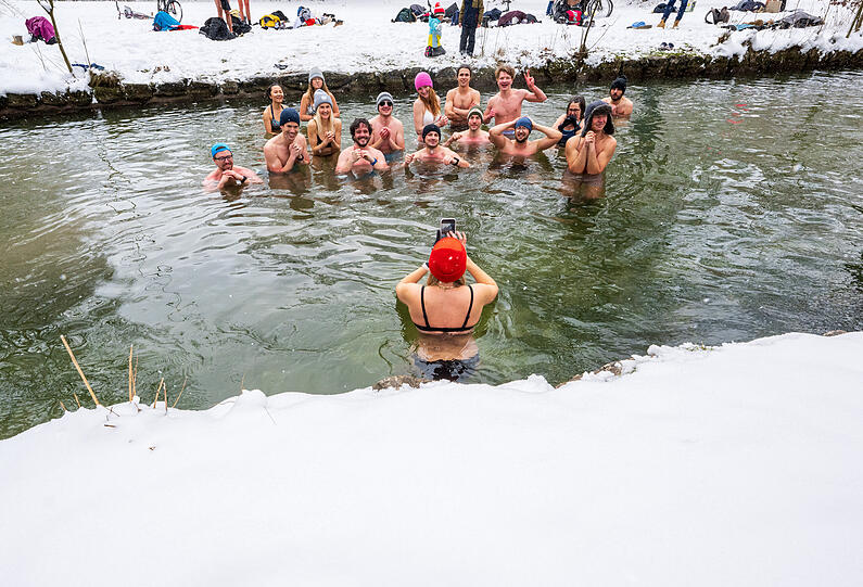 Bitte lächeln! Fotoshooting im eiskalten Wasser.