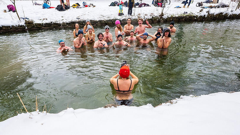 Bitte lächeln! Fotoshooting im eiskalten Wasser. Bitte lächeln! Fotoshooting im eiskalten Wasser.