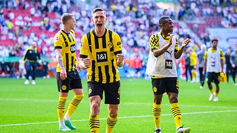Nico Schlotterbeck jubelt nach dem Spiel.