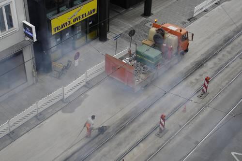 Letztes Handanlegen: Die neue Tramtrasse in der Dachauer Straße ist fast fertig.