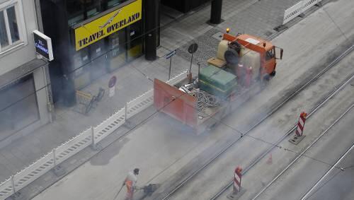 Letztes Handanlegen: Die neue Tramtrasse in der Dachauer Straße ist fast fertig. Letztes Handanlegen: Die neue Tramtrasse in der Dachauer Straße ist fast fertig.