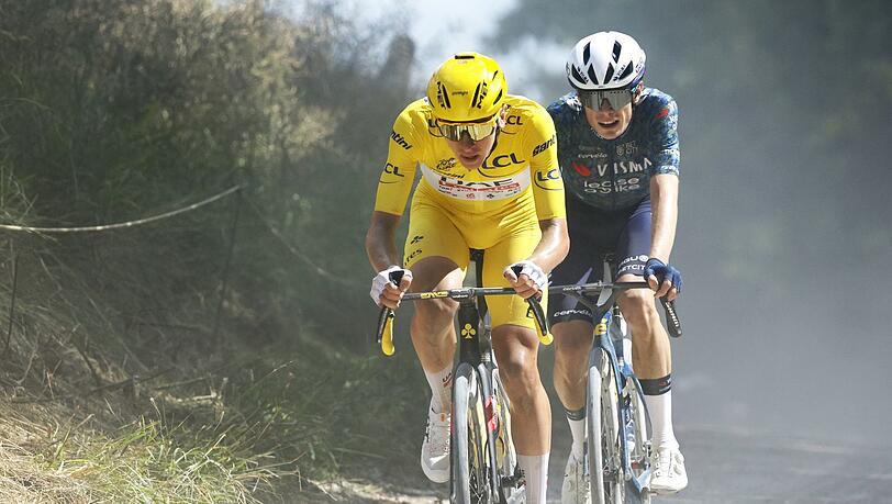 Tadej Pogacar (l) und Jonas Vingegaard sind die großen Favoriten auf den Tour-Sieg.