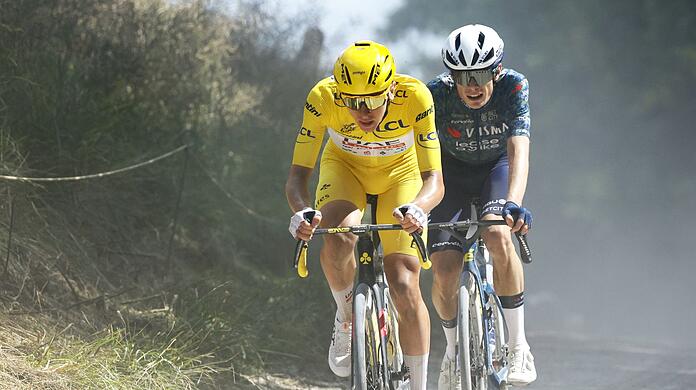 Tadej Pogacar (l) und Jonas Vingegaard sind die großen Favoriten auf den Tour-Sieg.