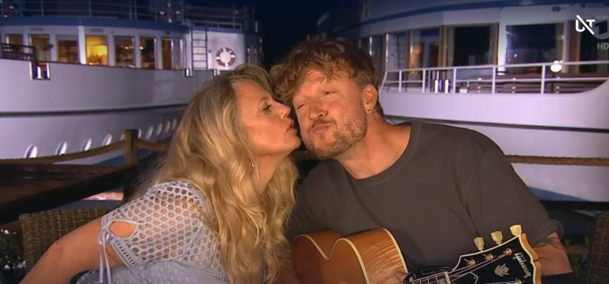 Für Samu Haber gabs ein Küsschen von Barbara Schöneberger.