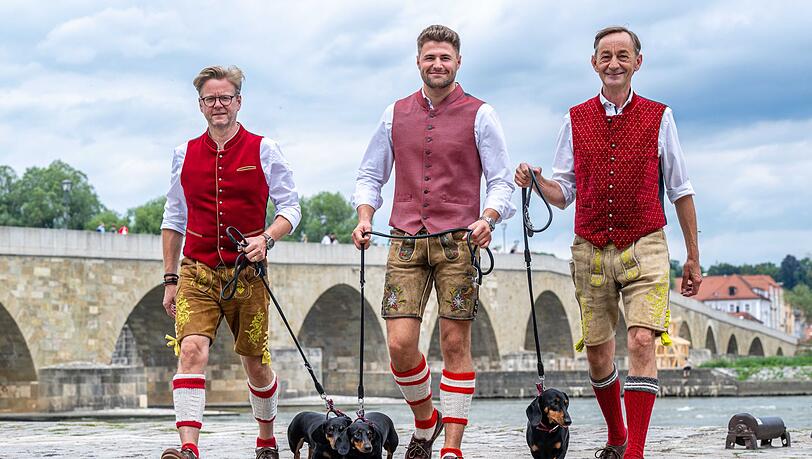 Mit einer Dackelparade wollen die Macher des Dackelmuseums, Oliver Storz (links), Moritz Hickl (Mitte) und Seppi Küblbeck (rechts), auf den kulturellen Wert der Dackelzucht aufmerksam machen.