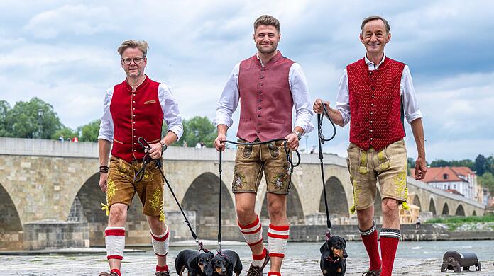 Mit einer Dackelparade wollen die Macher des Dackelmuseums, Oliver Storz (links), Moritz Hickl (Mitte) und Seppi Küblbeck (rechts), auf den kulturellen Wert der Dackelzucht aufmerksam machen.