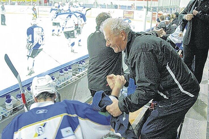 &bdquo;Macht mir riesig Spaß mit den Eishockey-Spielern&ldquo;: Hermann Rieger, Ex-Masseur der HSV-Fußballer.Foto: az
