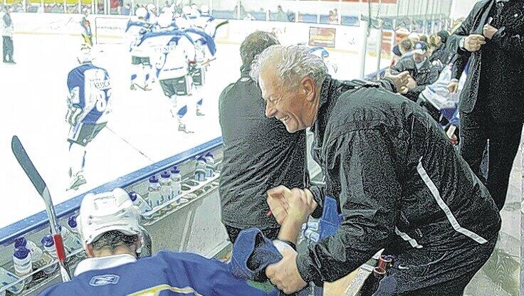 „Macht mir riesig Spaß mit den Eishockey-Spielern“: Hermann Rieger, Ex-Masseur der HSV-Fußballer.Foto: az „Macht mir riesig Spaß mit den Eishockey-Spielern“: Hermann Rieger, Ex-Masseur der HSV-Fußballer.Foto: az