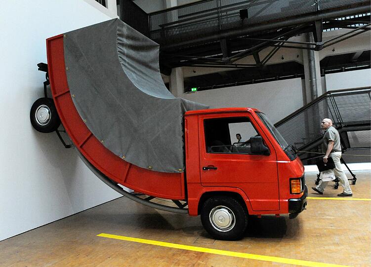 Bei der "Car Culture. Medien der Mobilität" Ausstellung fällt besonders das Exponat "Truck" auf.