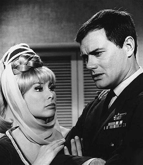 Als Astronaut und "Meister": Larry Hagman und Barbara Eden in "Bezaubernde Jeannie"