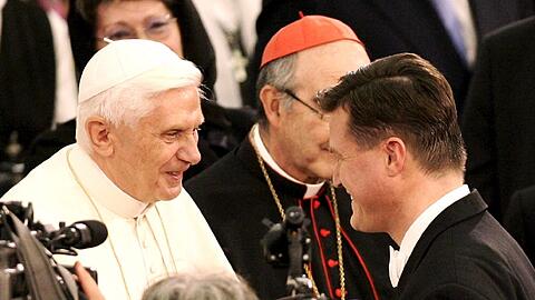 Joseph Ratzinger, der Stellvertreter Gottes, bedankt sich bei Richard Wagners irdischem Generalbevollmächtigten Christian Thielemann nach dem Konzert im Oktober 2005.