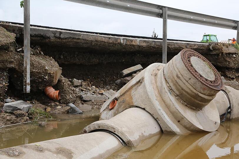 Schwere Hochwasser-Schäden an der A8. Die Bilder zum Durchklicken.