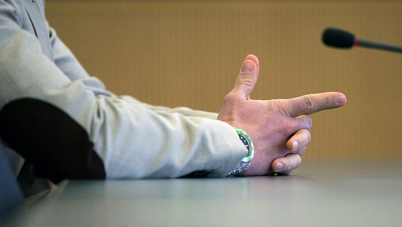 Die Hände des Angeklagten Thomas L., aufgenommen am 21.12.2012 im Landgericht in Regensburg im Prozess um den sogenannten Strohballenmord Die Hände des Angeklagten Thomas L., aufgenommen am 21.12.2012 im Landgericht in Regensburg im Prozess um den sogenannten Strohballenmord