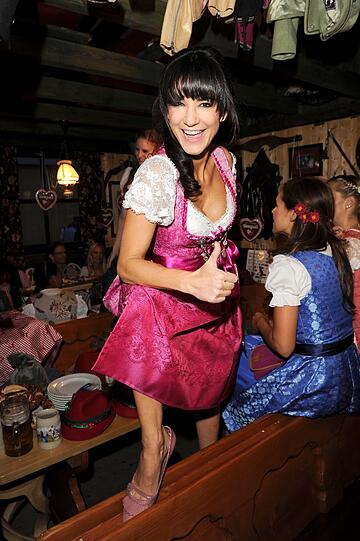 Kare und Dresscoded: Promis feiern in in der Hochreiter`s Haxenbraterei auf der Wiesn 2013