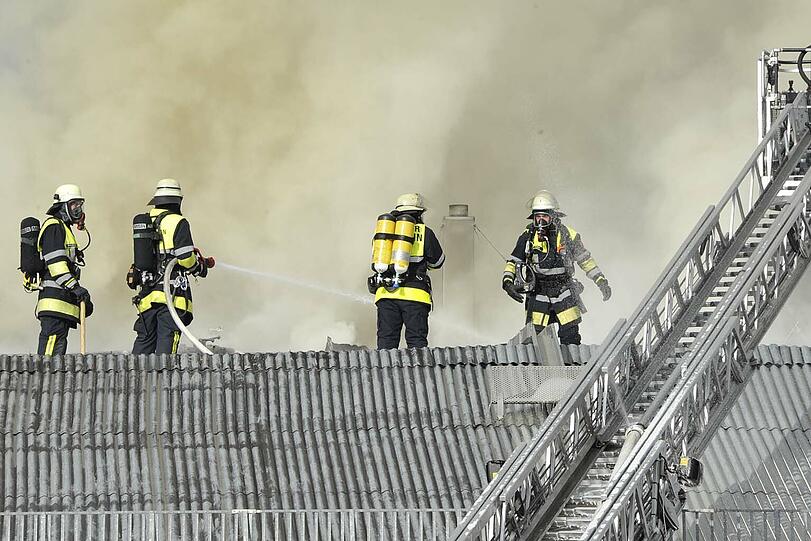Der Dachstuhl der 900 Quadratmeter großen Holzkonstruktion brennt lichterloh.