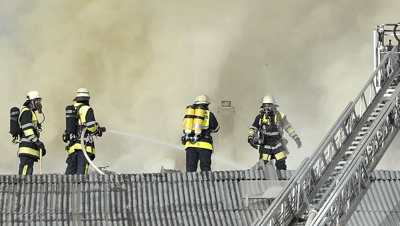 Der Dachstuhl der 900 Quadratmeter großen Holzkonstruktion brennt lichterloh. Der Dachstuhl der 900 Quadratmeter großen Holzkonstruktion brennt lichterloh.