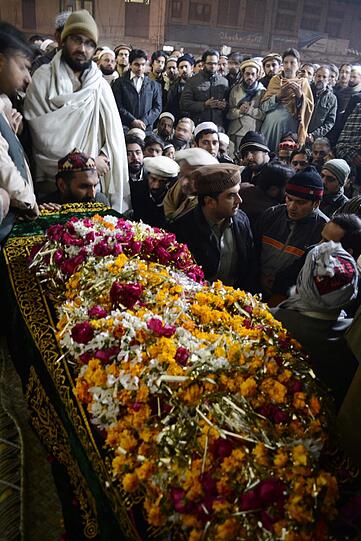 Die Menschen in Peshawar betrauern nach dem grausamen Anschlag auf eine Militärschule den Tod von 132 Schülern und neun weiteren Menschen.