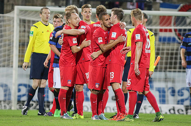 Die Heidenheimer freuen sich nach dem Abpfiff über ihren 0:4-Auswärtssieg.