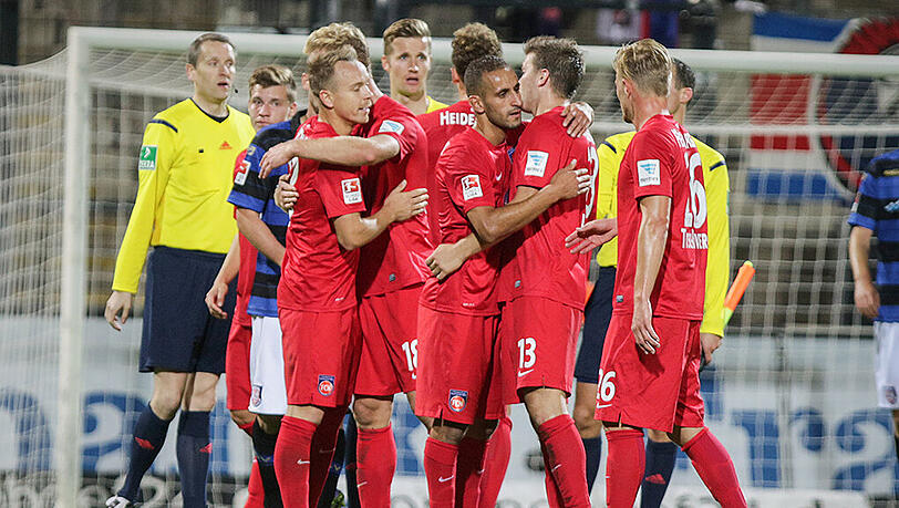 Die Heidenheimer freuen sich nach dem Abpfiff über ihren 0:4-Auswärtssieg. Die Heidenheimer freuen sich nach dem Abpfiff über ihren 0:4-Auswärtssieg.