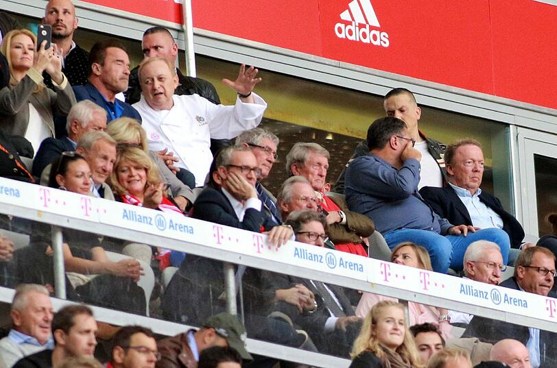 Bilder: Was macht der Löwen-Präsident beim Bayern Spiel?