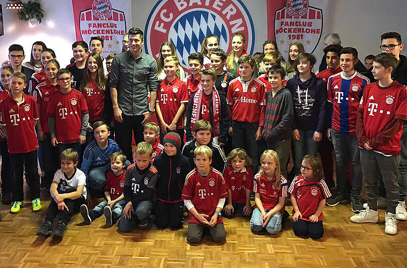 Der Fanclub Möckenlohe empfing Torjäger Robert Lewandowski in Adelschlag.