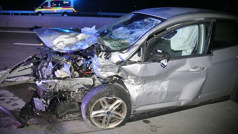 Ein silberner PKW ist in einen schwarzen Unfallwagen geprallt. Beide Fahrer kamen verletzt ins Krankenhaus.