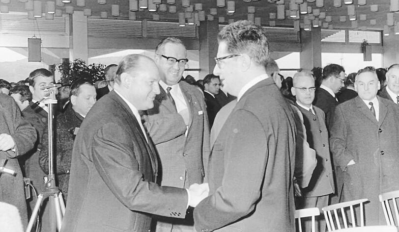 22. Februar 1968: Oberbürgermeister Hans-Jochen Vogel (rechts) eröffnet den Olympiaturm - der Andrang ist enorm.