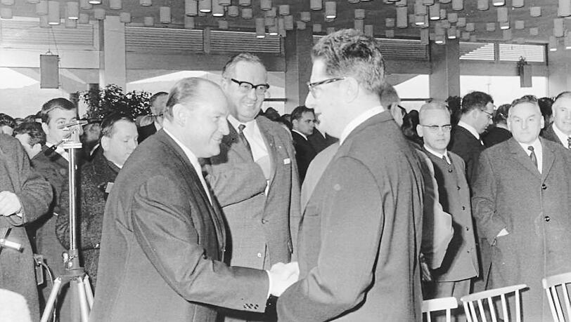 22. Februar 1968: Oberbürgermeister Hans-Jochen Vogel (rechts) eröffnet den Olympiaturm - der Andrang ist enorm. 22. Februar 1968: Oberbürgermeister Hans-Jochen Vogel (rechts) eröffnet den Olympiaturm - der Andrang ist enorm.